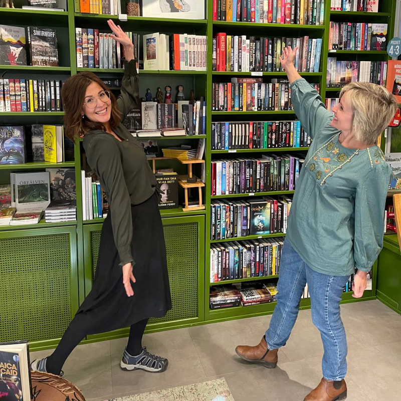 En bild på Lycksele bokhandels sittgrupp och gröna hyllor 